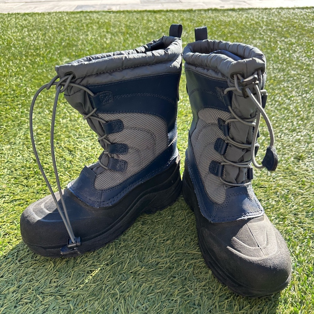 TNF waterproof snow boots. Boys size 5 thermafelt blue